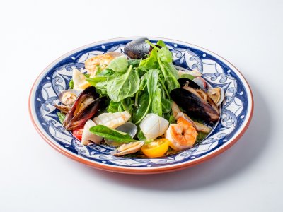 Теплый салат с морепродуктами с соусом из белого вина