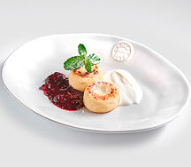 Детские сырники с ягодным соусом и сметаной