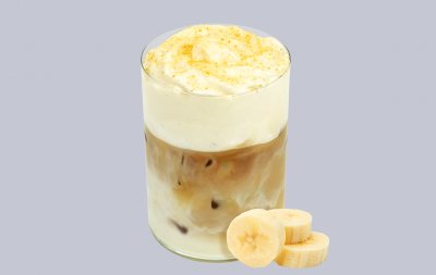 Айс-латте банановый с протеиновой пенкой крем-брюле на альтернативе молоку
