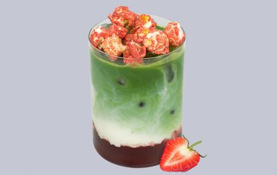 Айс-матча клубничная с попкорном на альтернативе молоку