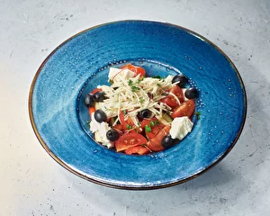 Греческий салат с козьим сыром и корнем петрушки