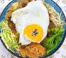 Корейский рис и кимчи с говядиной