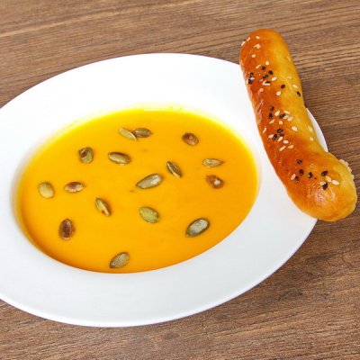 Тыквенный вегетарианский крем-суп с хлебной палочкой
