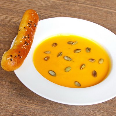 Тыквенный сливочный крем-суп с хлебной палочкой