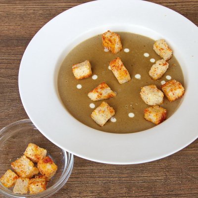 Грибной вегетарианский крем-суп с гренками