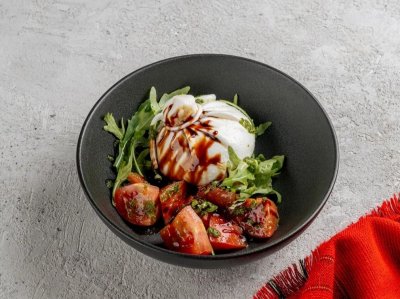Салат с бурратой и соусом песто