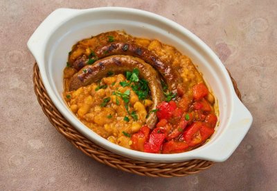 Запеченная фасоль с колбасками