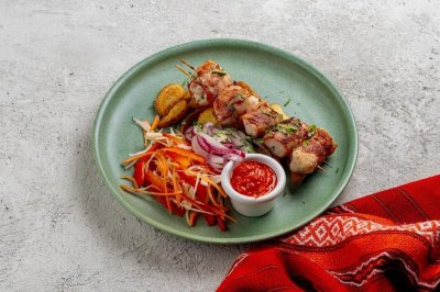 Куриный шашлык в беконе