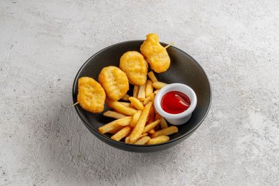 Куриные нагетсы с фри