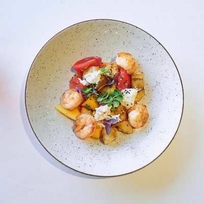 Салат с манго, страчателлой и креветками