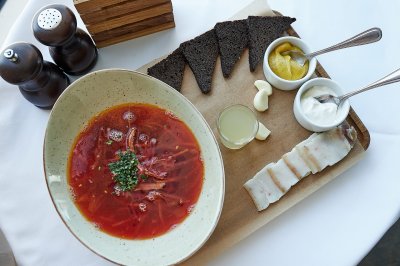Борщ с хреновухой и салом