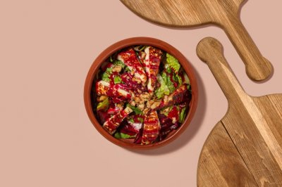 Салат с жареным сыром сулугуни и свеклой