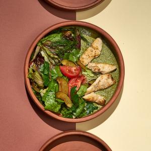 Салат с цыпленком и соусом киндзмари