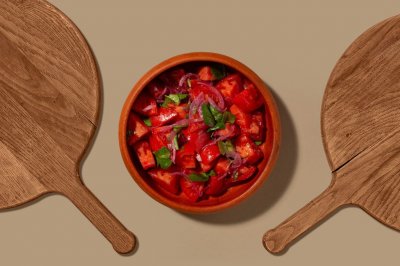 Салат из розовых томатов