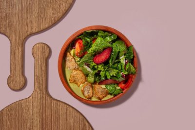 Салат с курицей и соусом киндзмари