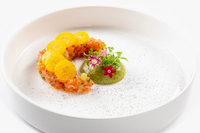 Тартар из лосося с соусом гуакамоле