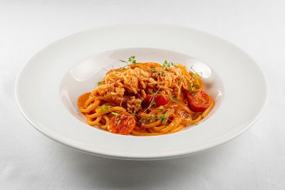 Паста с камчатским крабом в сливочно-томатном соусе