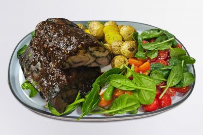 Рулет из индейки с соусом порто