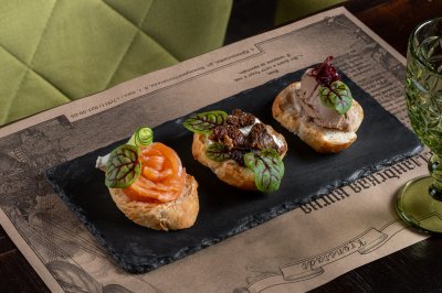 Брускетта с лососем, домашним паштетом и жареными сморчками на страчетелле