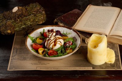 Молодая буррата с томатами Черри и микс салатом