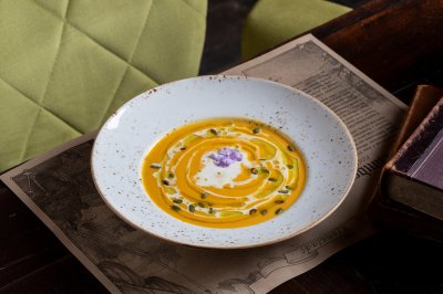 Тыквенный крем-суп со сливками и страчателлой