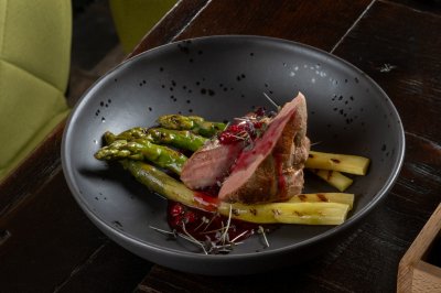 Утиная грудка со спаржей и брусничным соусом