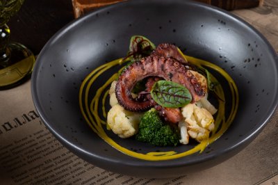 Осьминог с брокколи и цветной капустой