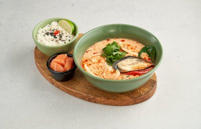 Королевский Том Ям с морепродуктами и лососем