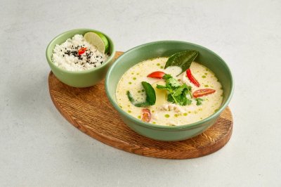 Том Кха с кокосовым молоком, курицей и помидорами черри