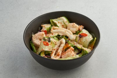 Зеленый салат с морепродуктами