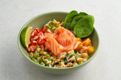 Поке с лососем, тайским манго и авокадо