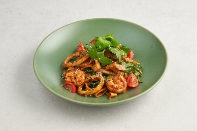 Пьяная лапша с базиликом, помидорами черри и морепродуктами