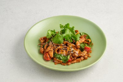 Пьяная лапша с базиликом, помидорами черри и курицей