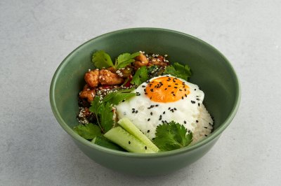 Пад Гапрао со свежим базиликом с курицей