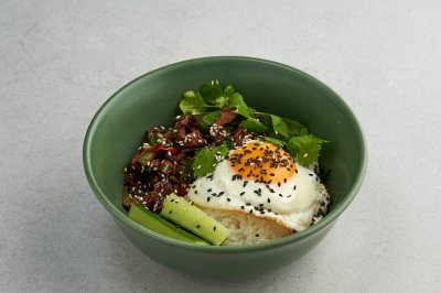 Пад Гапрао со свежим базиликом с говядиной