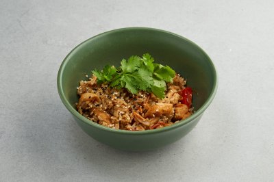 Жареный рис с устричным соусом, грибами с курицей