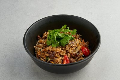 Жареный рис с устричным соусом, грибами с говядиной