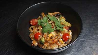 Жареный рис с устричным соусом, грибами и кунжутным маслом с курицей