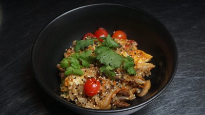 Жареный рис с устричным соусом, грибами и кунжутным маслом с говядиной