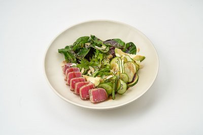 Зеленый салат с татаки из тунца