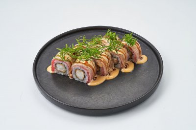 Ролл с опаленным тунцом и креветкой