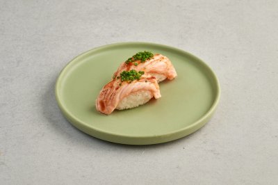 Нигири с опаленным лососем