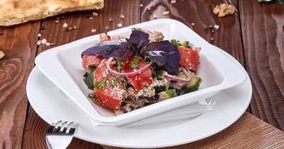 Салат из свежих овощей с грецкими орехами