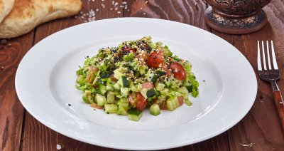 Зеленый салат с семгой слабой соли
