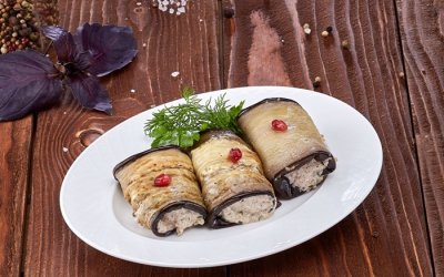 Рулетки из баклажан с грецким орехом