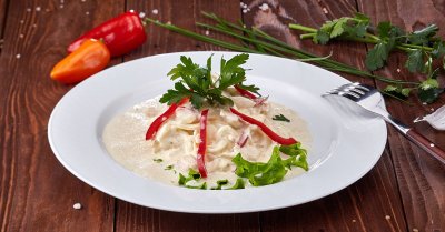 Куриное филе, тушенное со сладким перцем в сливочном соусе