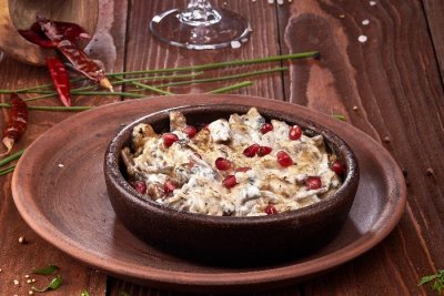 Телятина с грибами в чесночно-сметанном соусе