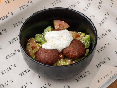 Салат с авокадо и фалафелем