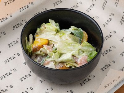 Салат с лососем, картофелем и копченой сметаной