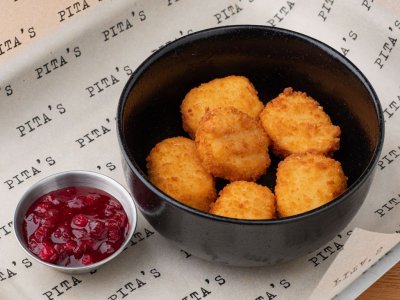 Сырные шарики с брусникой